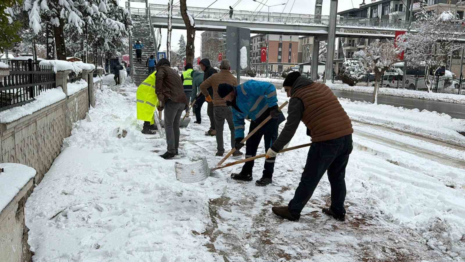 Kaldırımlardaki karlar temizleniyor
Kaldırımlardaki karlar temizleniyor