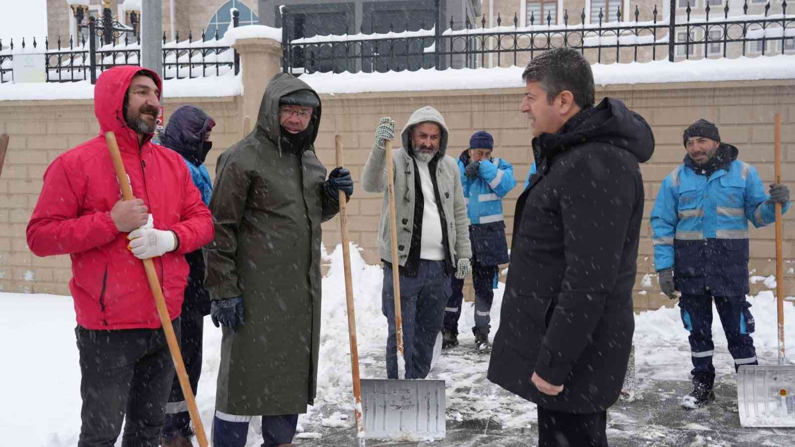 Kaldırımlardaki karlar temizleniyor
Kaldırımlardaki karlar temizleniyor