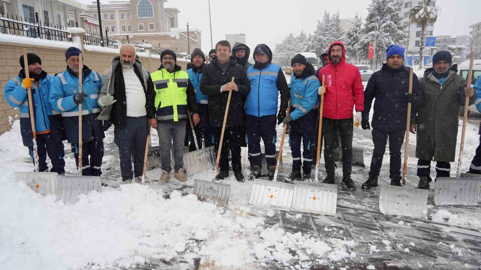 Kaldırımlardaki karlar temizleniyor
Kaldırımlardaki karlar temizleniyor