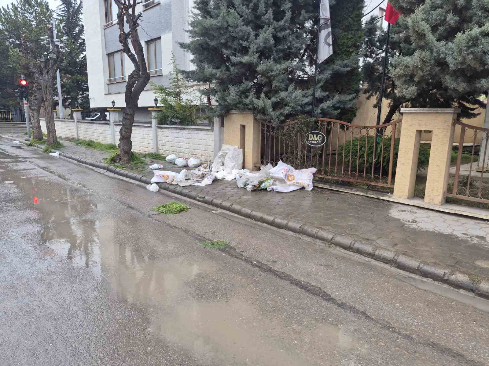 Kaldırımları çöplük gibi kullanıyorlar
