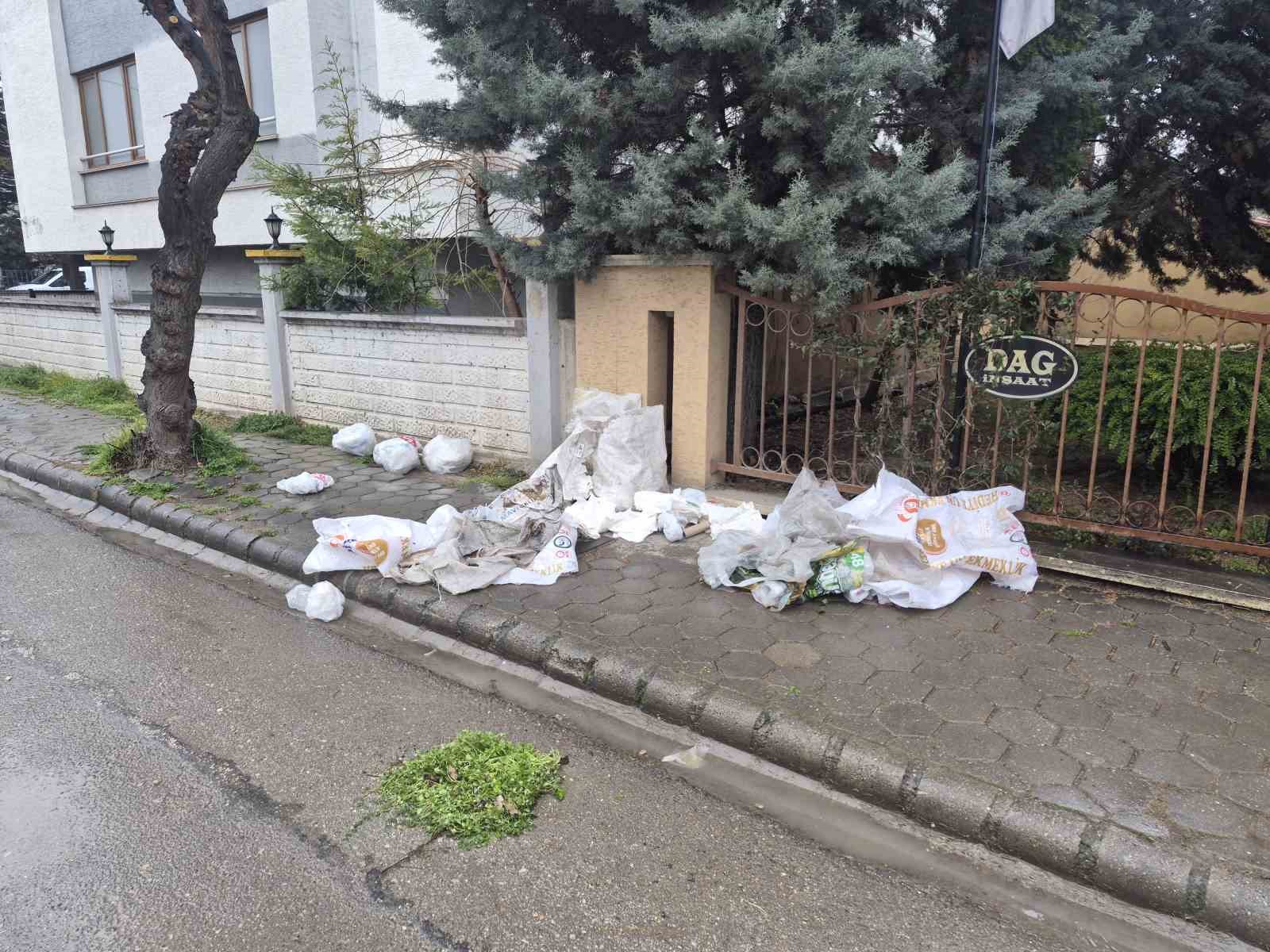 Kaldırımları çöplük gibi kullanıyorlar
