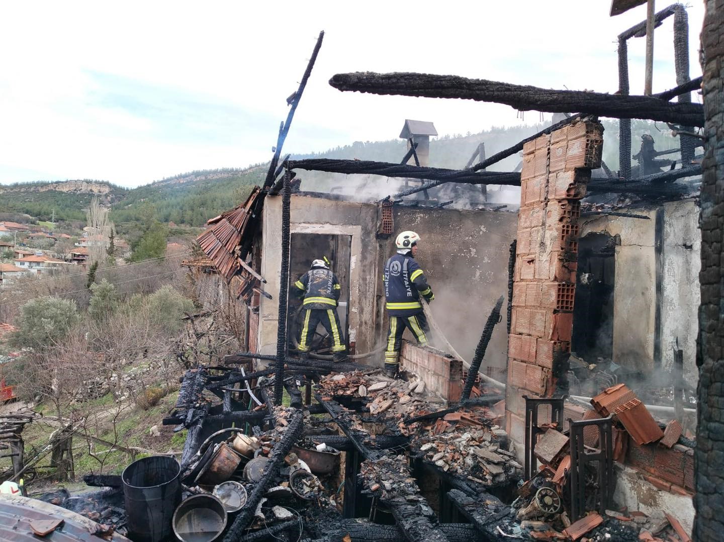 Kale’de alevlere teslim olan ev kullanılamaz hale geldi
