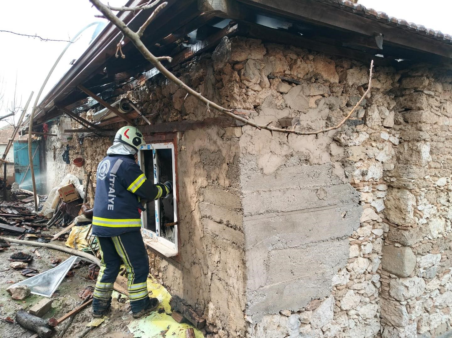 Kale’de alevlere teslim olan ev kullanılamaz hale geldi
