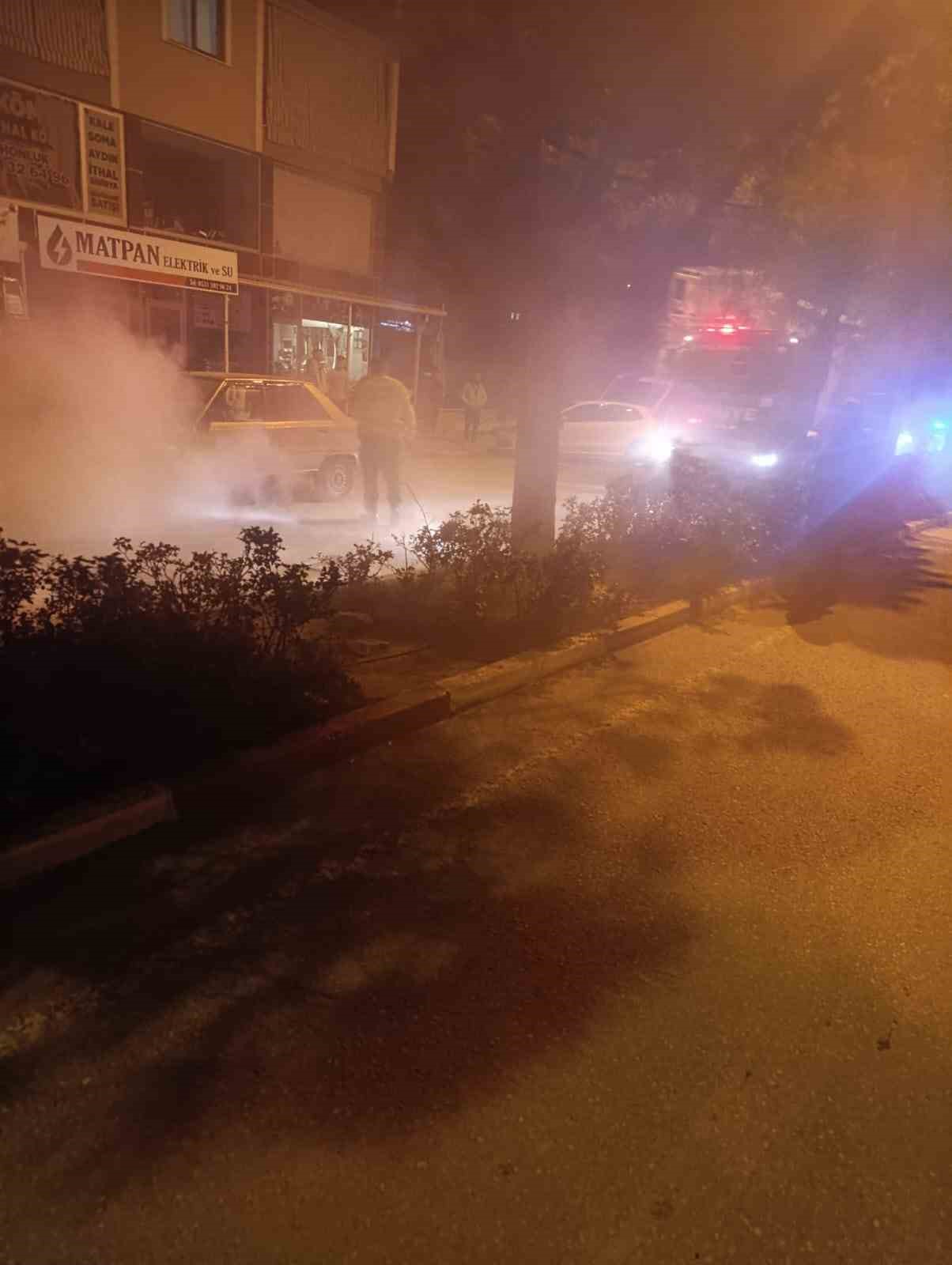 Kale’de seyir halindeki araç alev alev yandı
