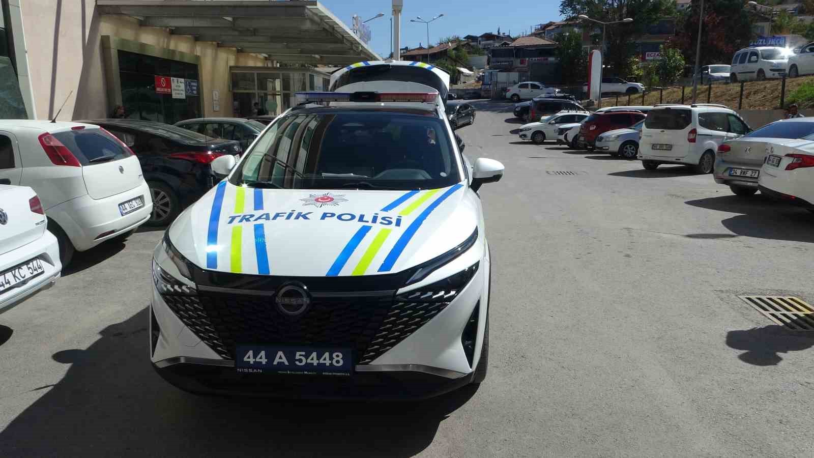 Kalp krizi geçiren sürücü hastane otoparkında 7 araca çarptı: O anlar kamerada
