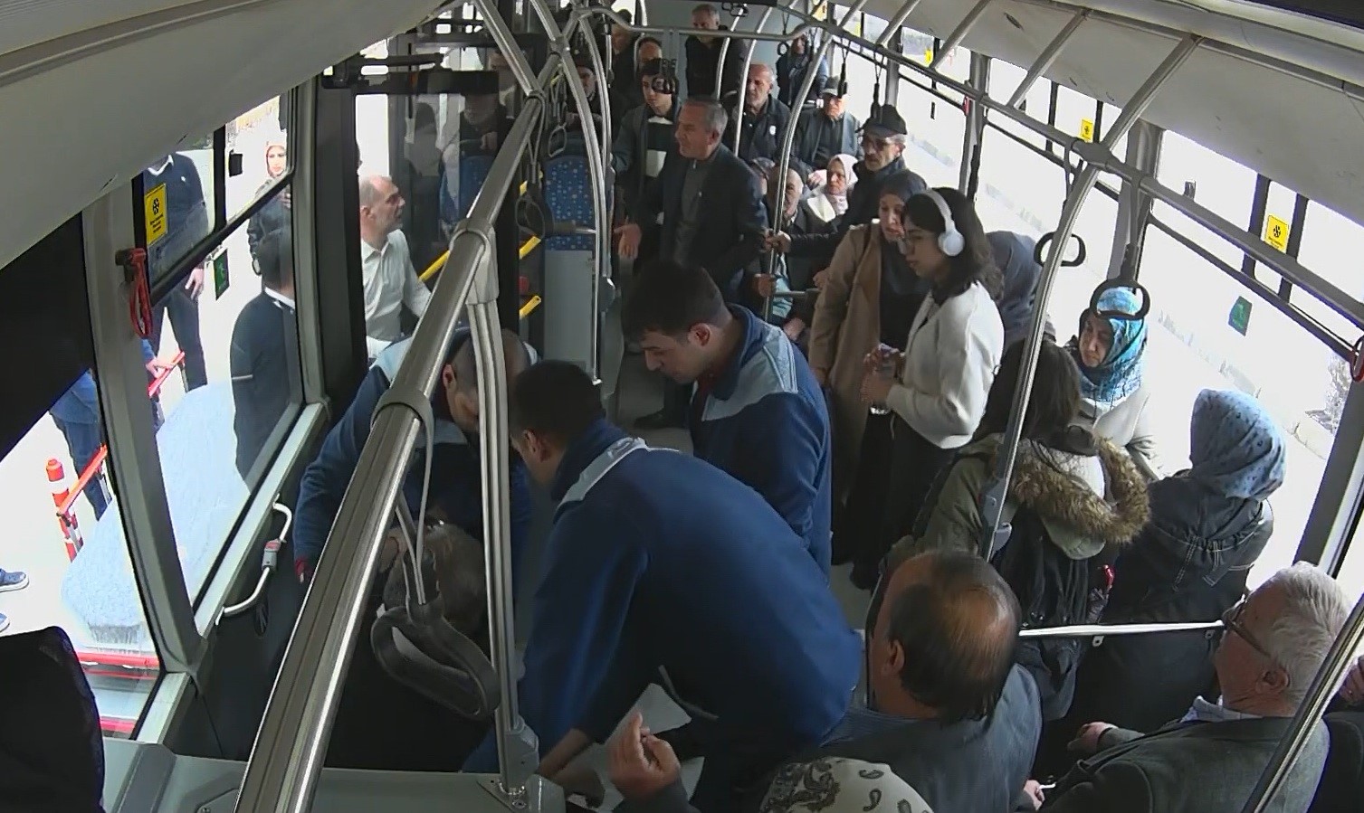 Kalp krizi geçiren yolcuyu hastaneye yetiştiren kahraman şoför konuştu: "Otobüsümüze binen her yolcu bize emanet"
