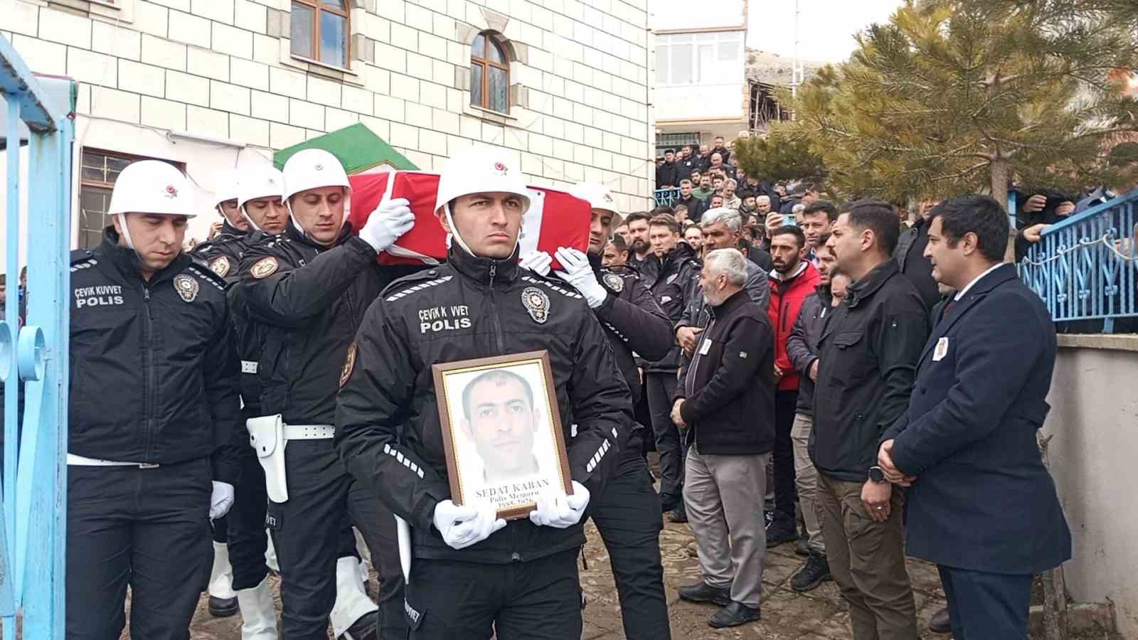 Kalp krizi sonucu hayatını kaybeden Bayburtlu polis toprağa verildi
