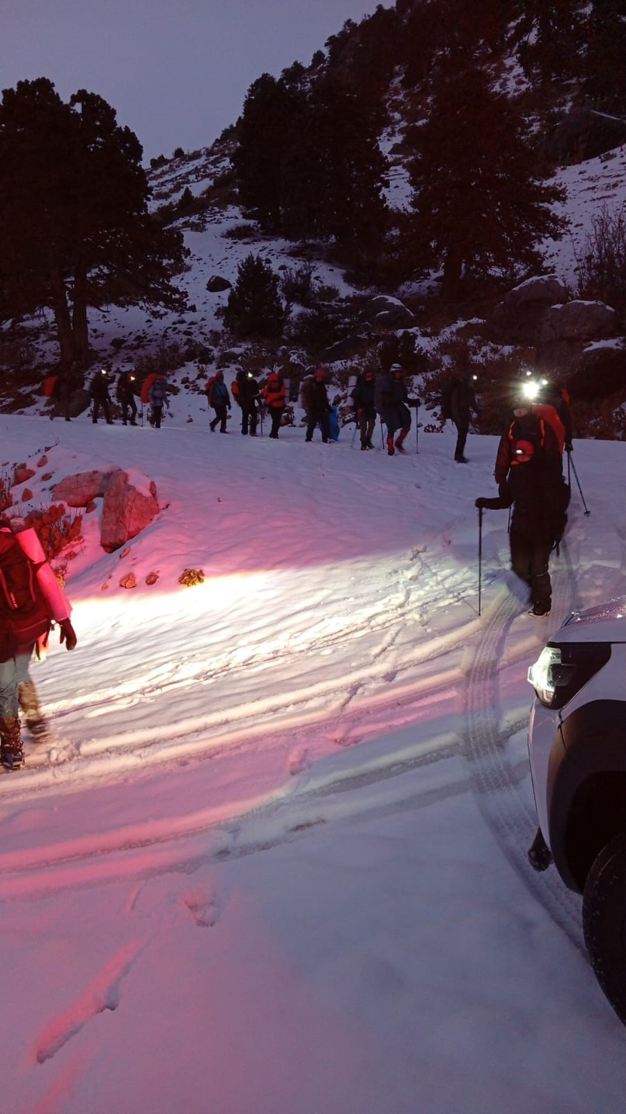Kamp için çıktıkları dağda mahsur kalan 24 kişiyi AFAD ekipleri kurtardı

