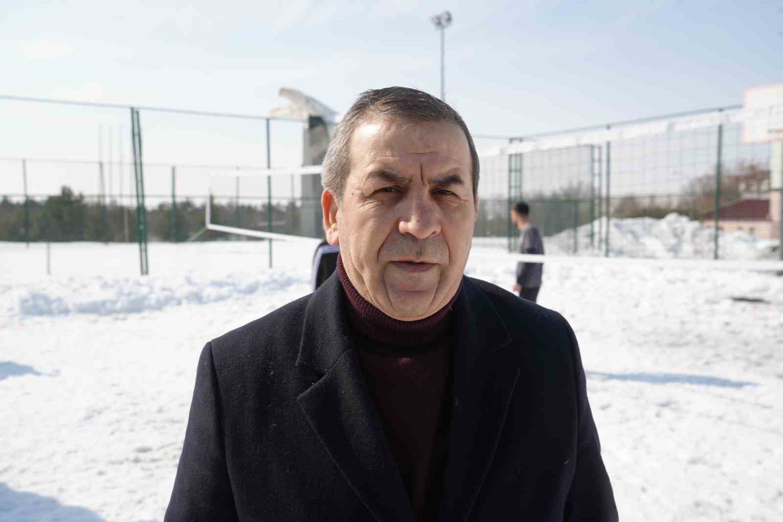 Kampüste kar voleybolu heyecanı
