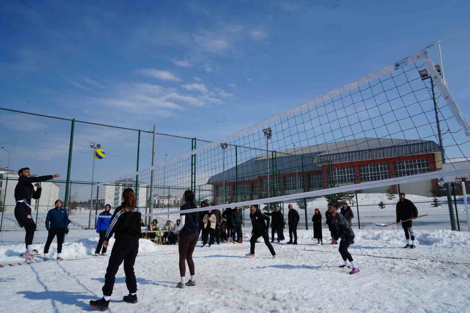 Kampüste kar voleybolu heyecanı
