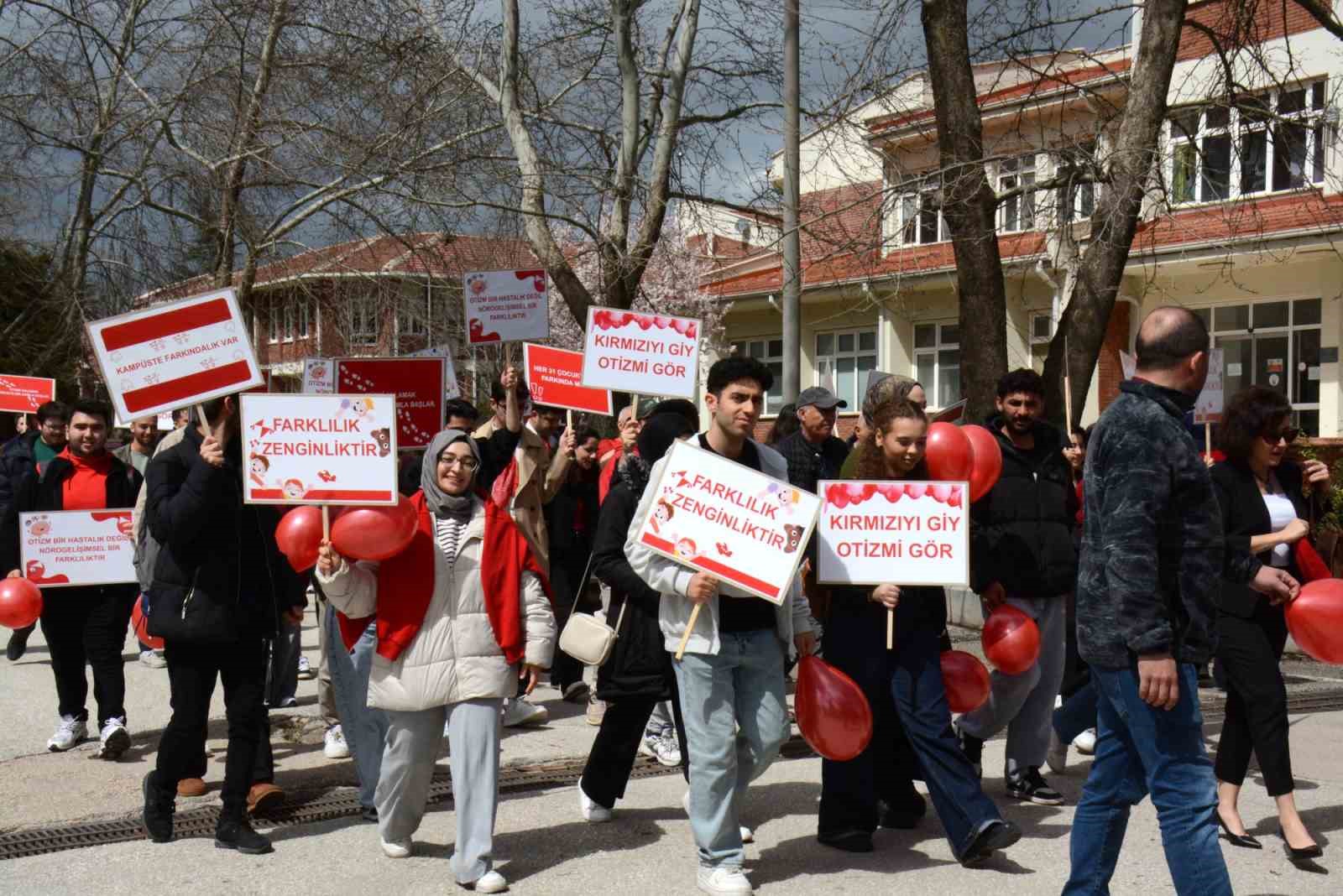 Kampüste "Otizm İçin Kırmızı Kampüs Yürüyüşü"
