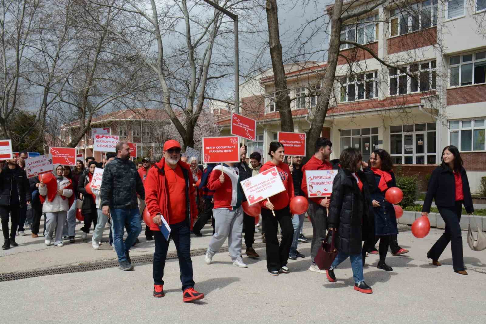 Kampüste "Otizm İçin Kırmızı Kampüs Yürüyüşü"
