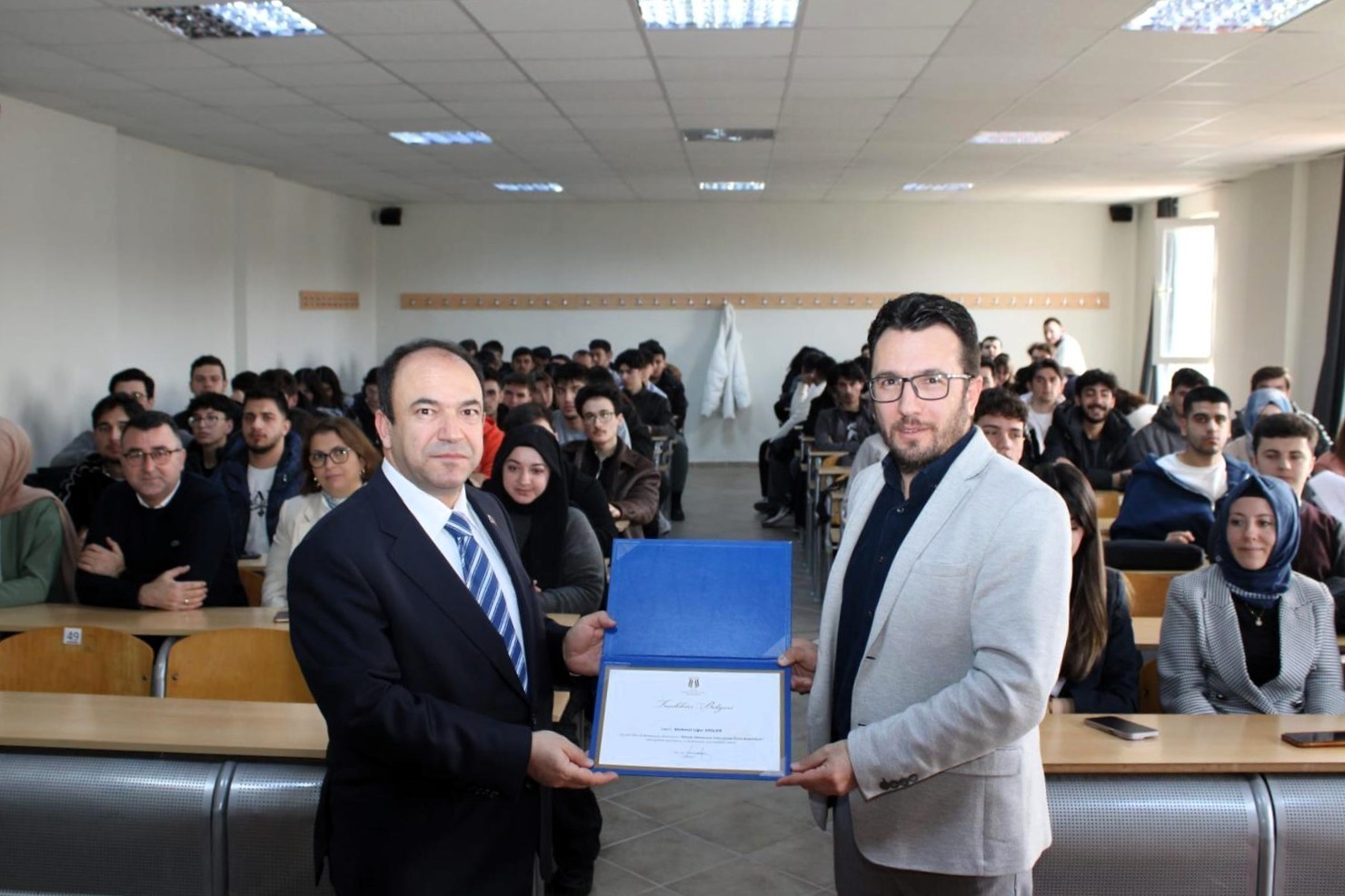 Kamu ve sektör temsilcileri tecrübelerini öğrencilerle paylaştı
