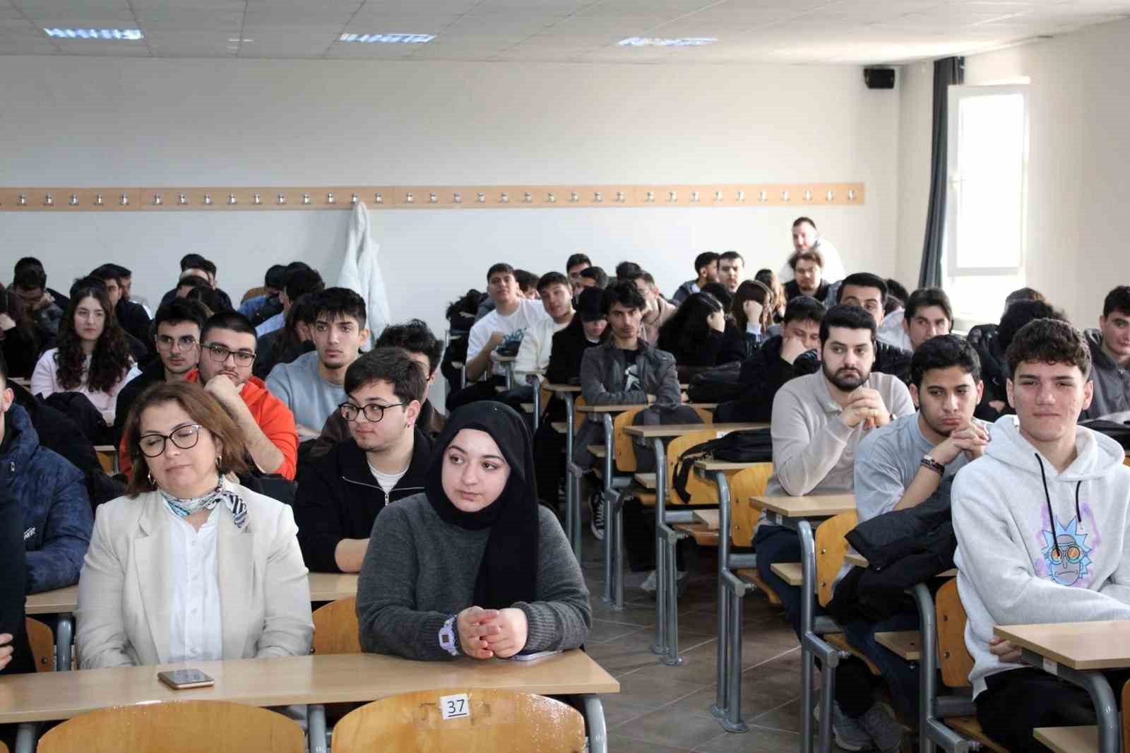 Kamu ve sektör temsilcileri tecrübelerini öğrencilerle paylaştı
