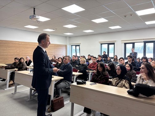 Kamu ve sektör temsilcileri tecrübelerini öğrencilerle paylaştı
