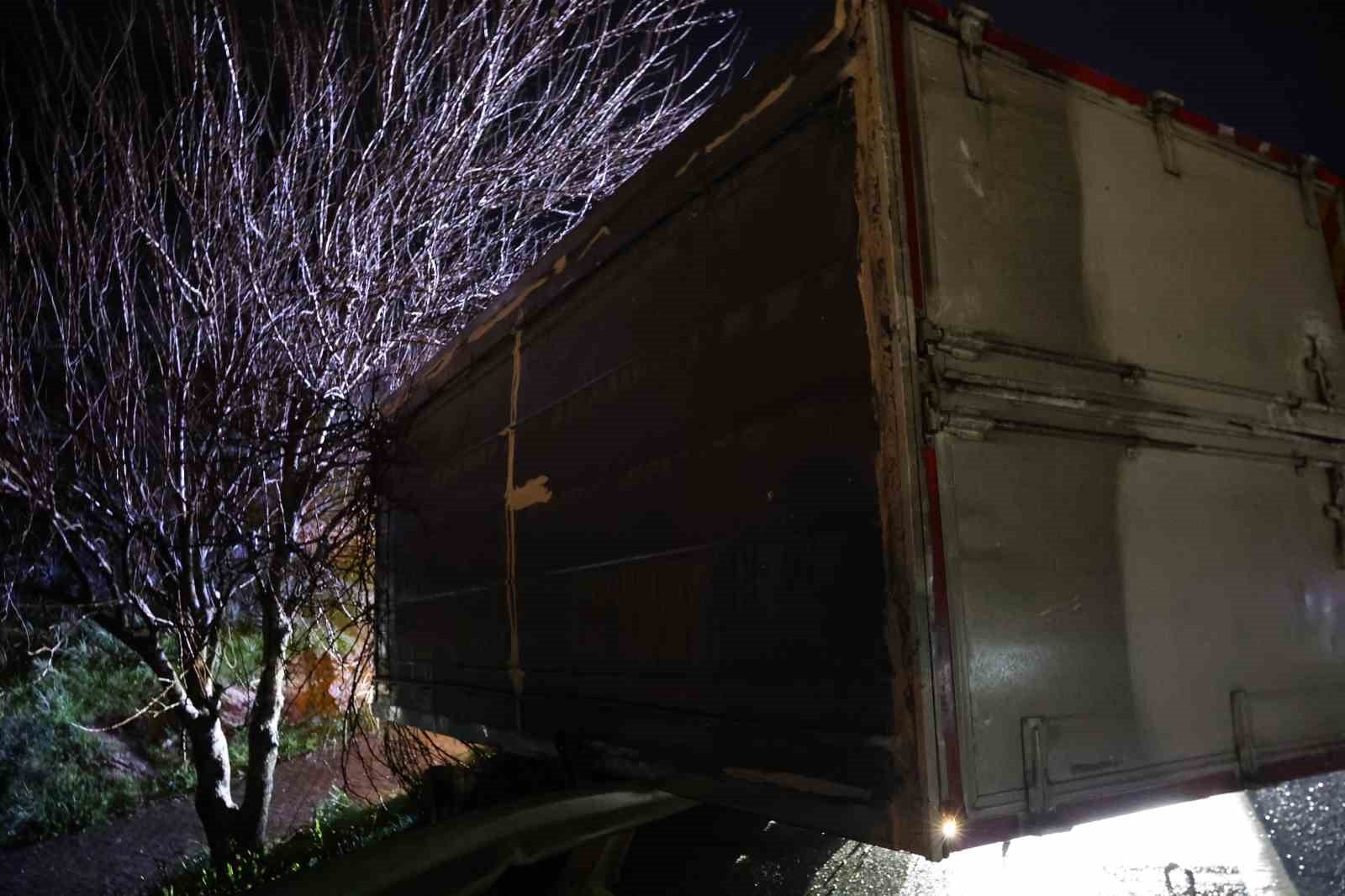 Kamyon bariyerlerde askıda kaldı, sürücü hafif yaralandı
