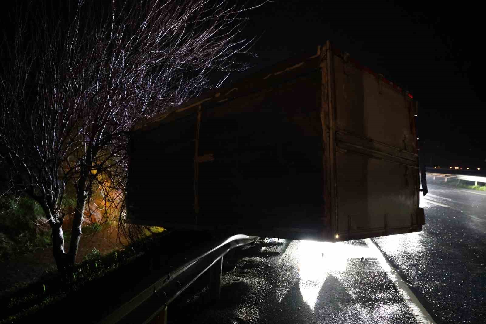 Kamyon bariyerlerde askıda kaldı, sürücü hafif yaralandı
