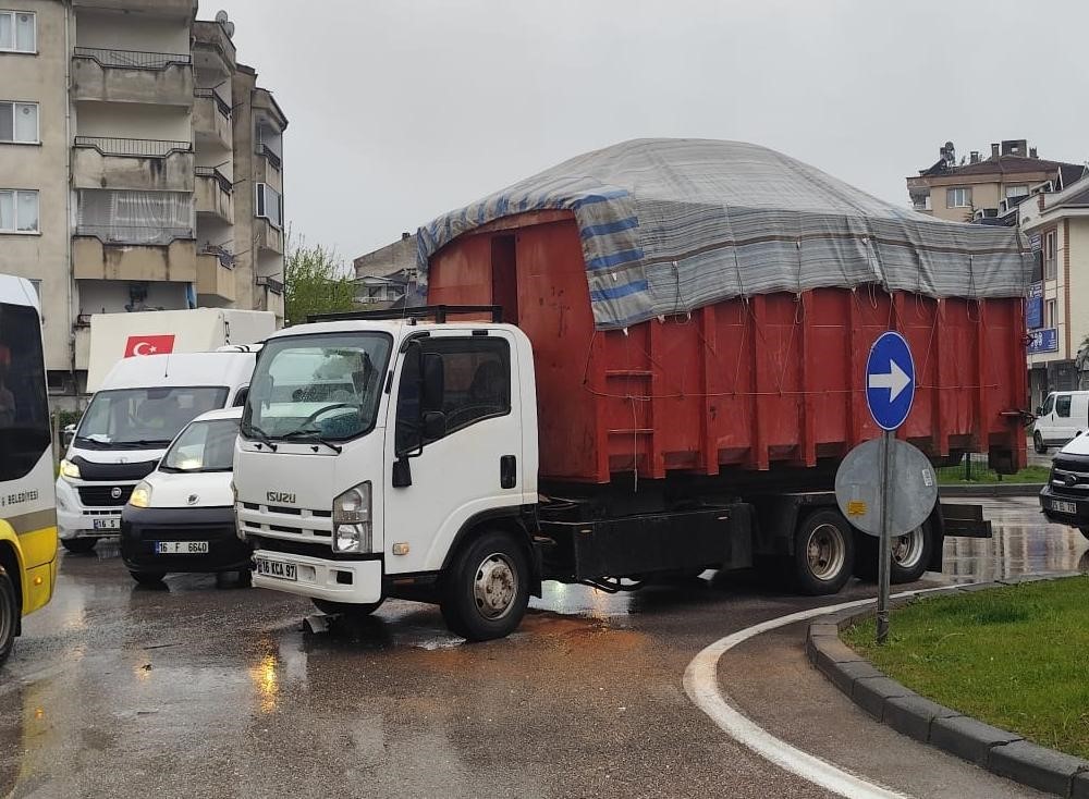 Kamyon ile servis minibüsü çarpıştı 4 kişi yaralandı
