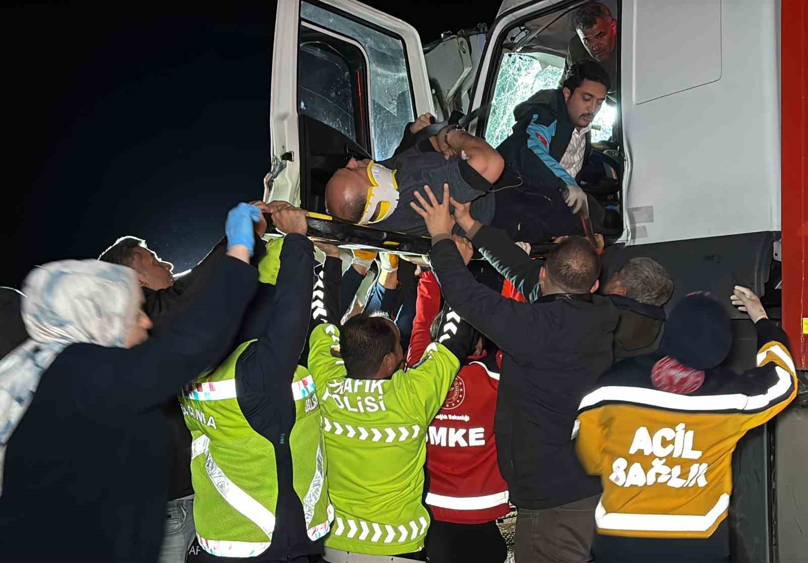 Kamyon tıra çarptı, sürücü kabinde sıkıştı: Ekipler zamanla yarıştı
