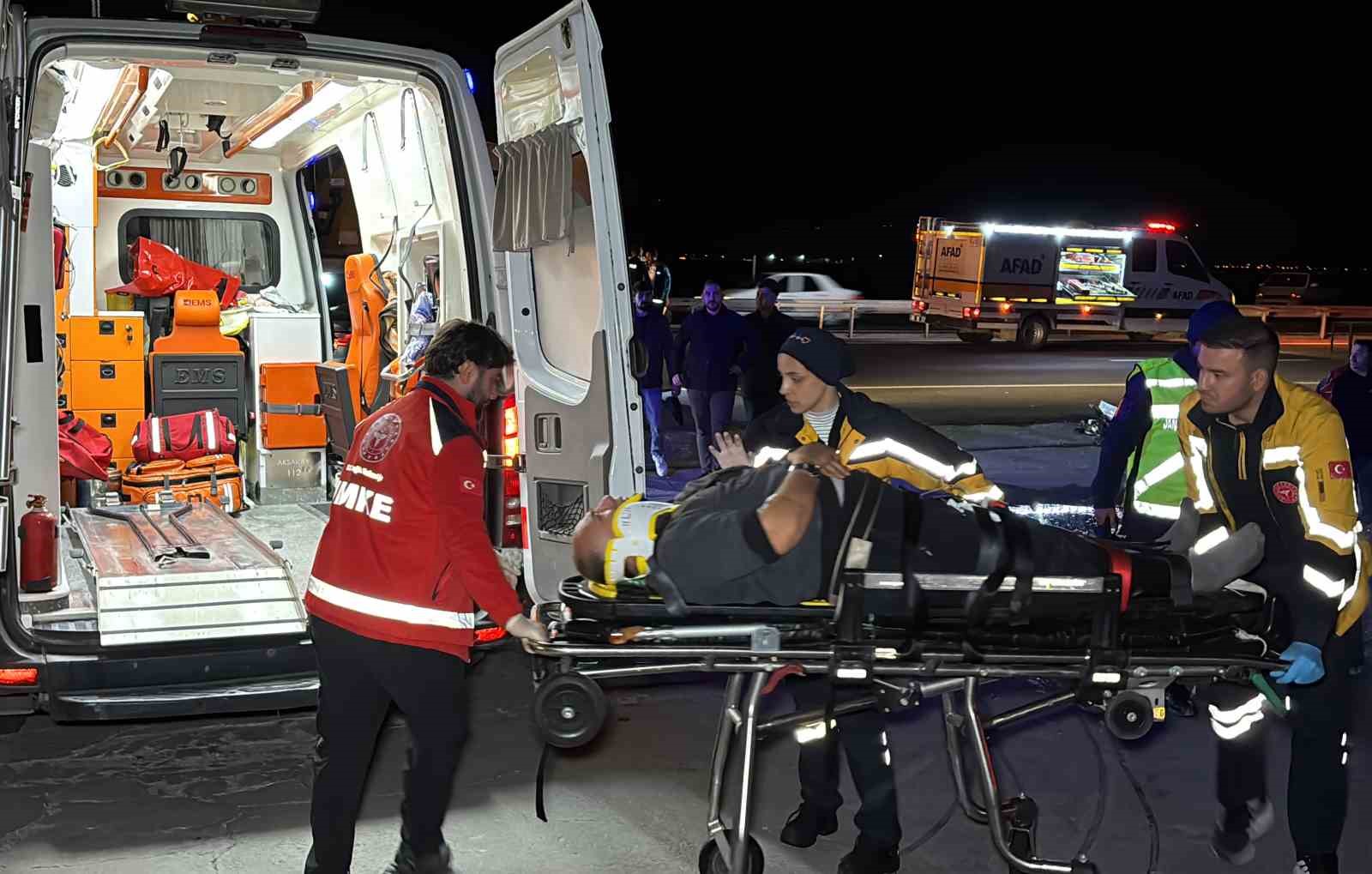 Kamyon tıra çarptı, sürücü kabinde sıkıştı: Ekipler zamanla yarıştı
