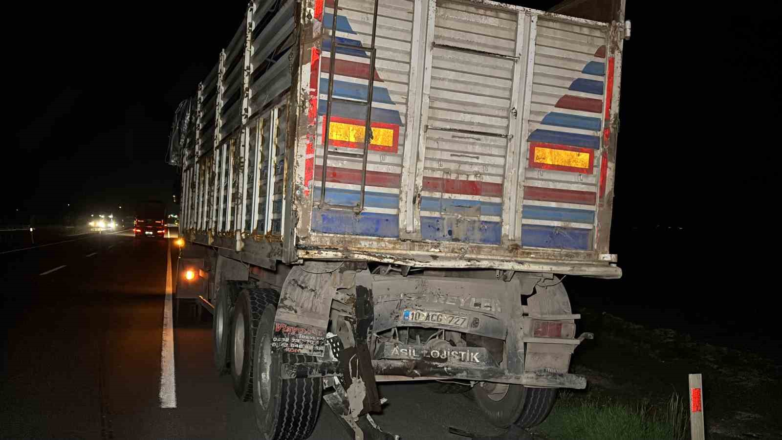Kamyon tıra çarptı, sürücü kabinde sıkıştı: Ekipler zamanla yarıştı
