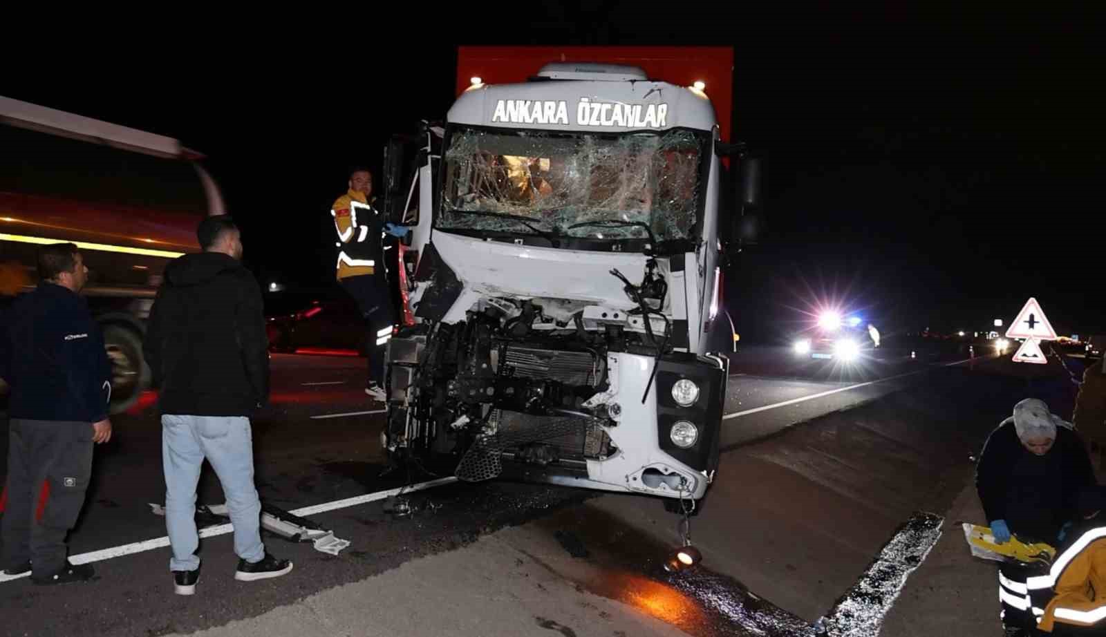 Kamyon tıra çarptı, sürücü kabinde sıkıştı: Ekipler zamanla yarıştı

