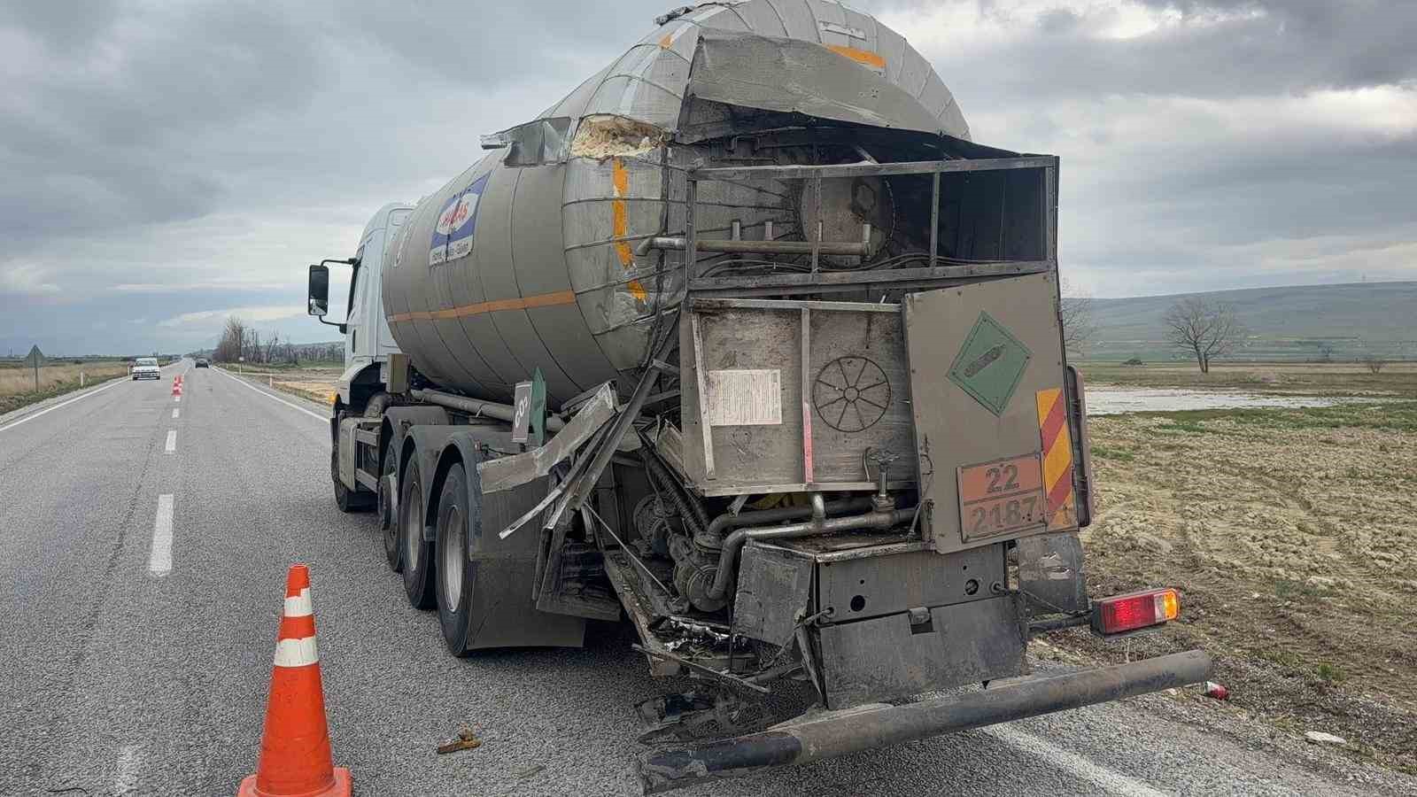 Kamyon ve tankerin karıştığı kazada faciadan dönüldü
