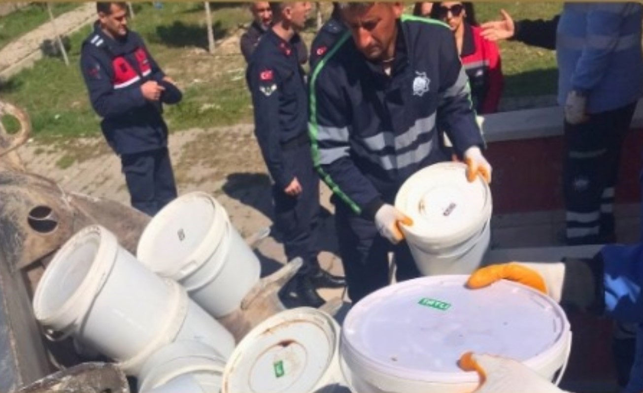 Kamyondaki 4 ton kaçak gıda ürünü imha edildi
