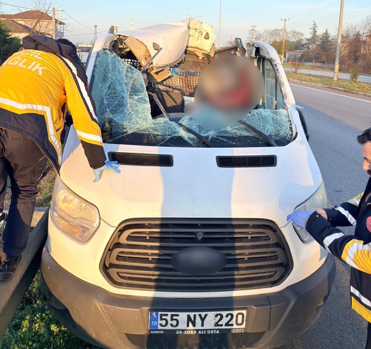 Kamyonet, beton köprü ayağı yüklü tıra çarptı: 1 ölü, 1 yaralı
