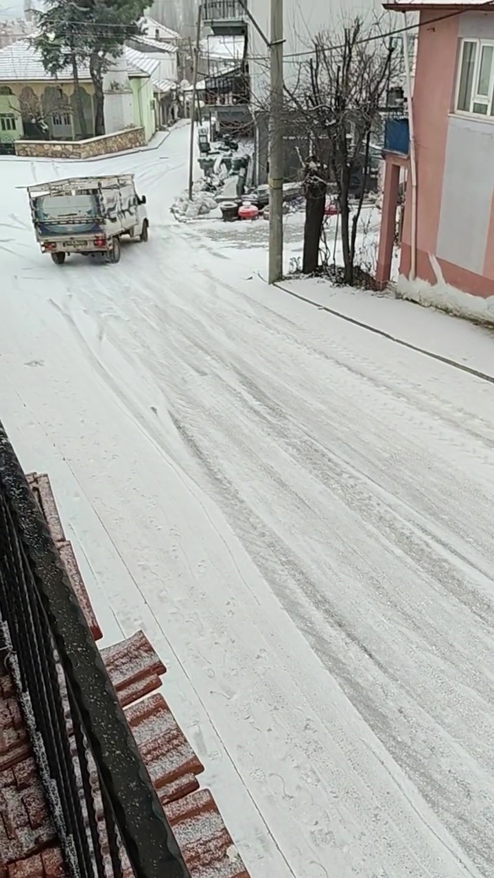 Kamyonet buzlanan yolda kayarak ilerledi
