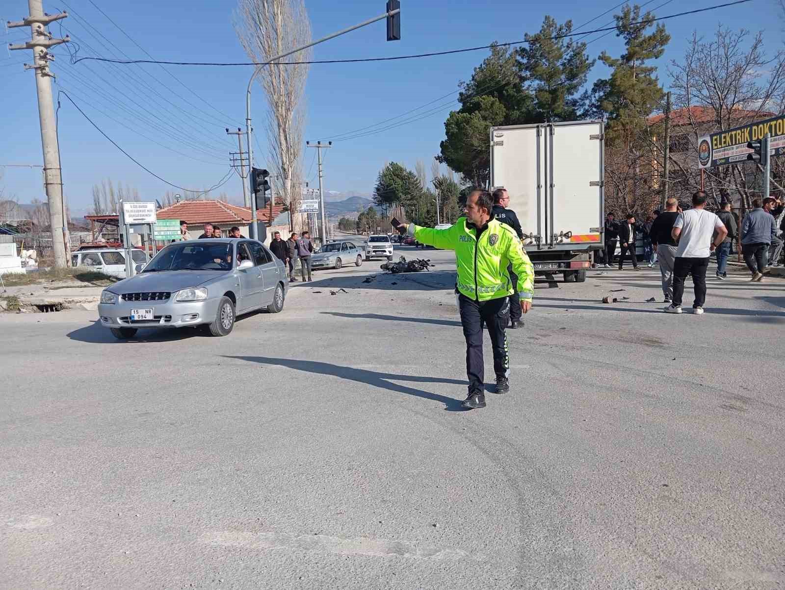 Kamyonet ile çarpışan motosikletin sürücüsü hayatını kaybetti
