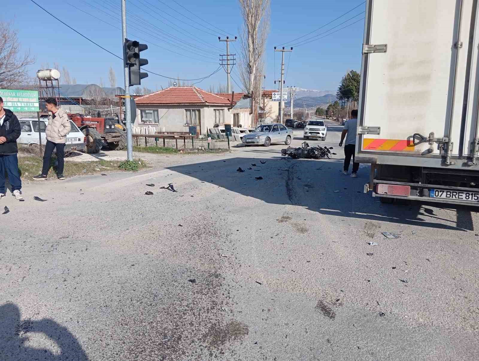 Kamyonet ile çarpışan motosikletin sürücüsü hayatını kaybetti
