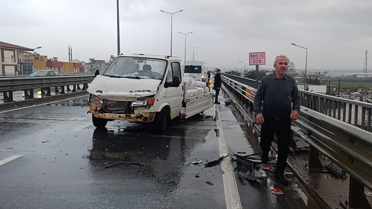 Kamyonet kazasında etilen tüpler yola saçıldı
