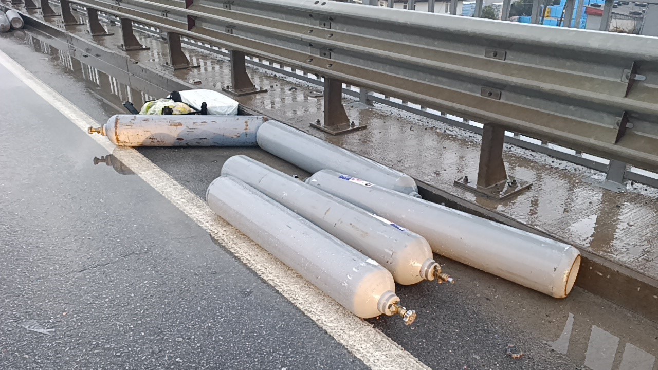 Kamyonet kazasında etilen tüpler yola saçıldı
