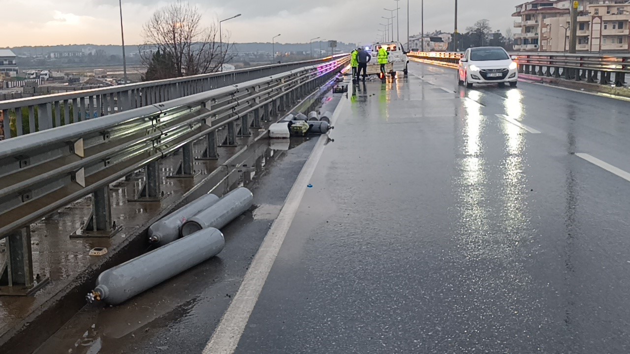 Kamyonet kazasında etilen tüpler yola saçıldı
