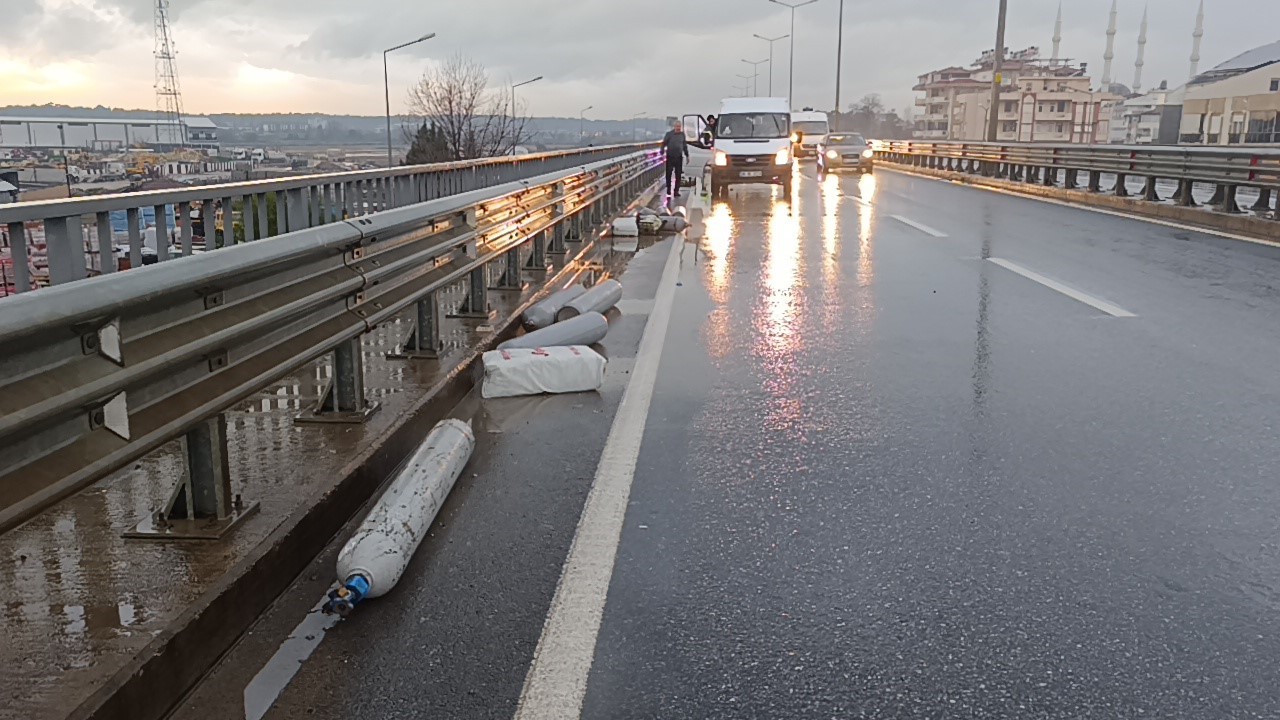 Kamyonet kazasında etilen tüpler yola saçıldı
