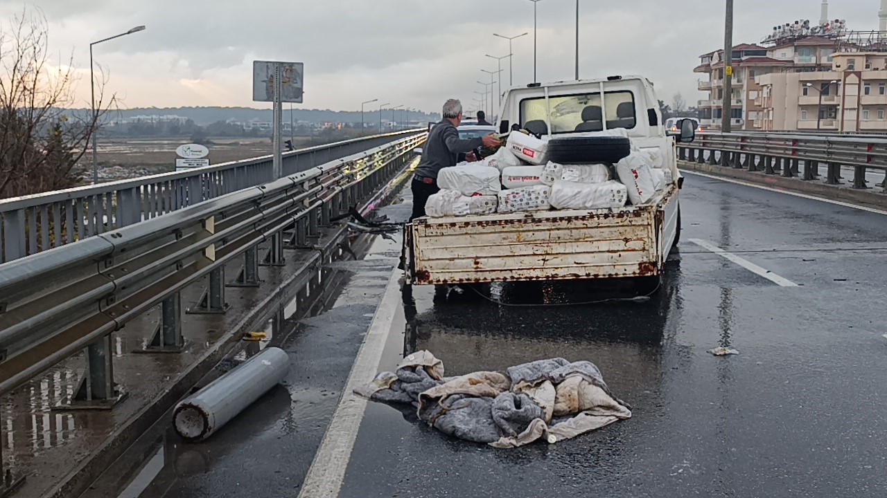Kamyonet kazasında etilen tüpler yola saçıldı
