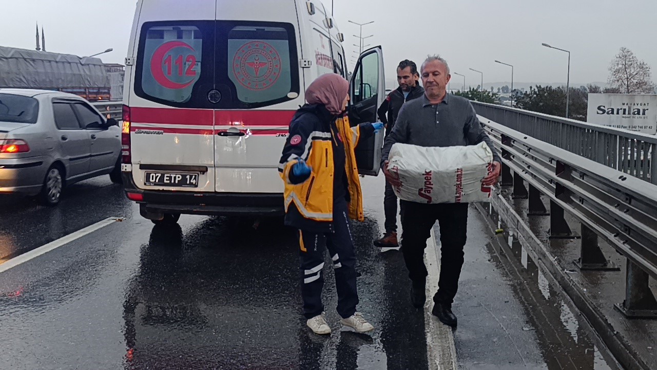 Kamyonet kazasında etilen tüpler yola saçıldı
