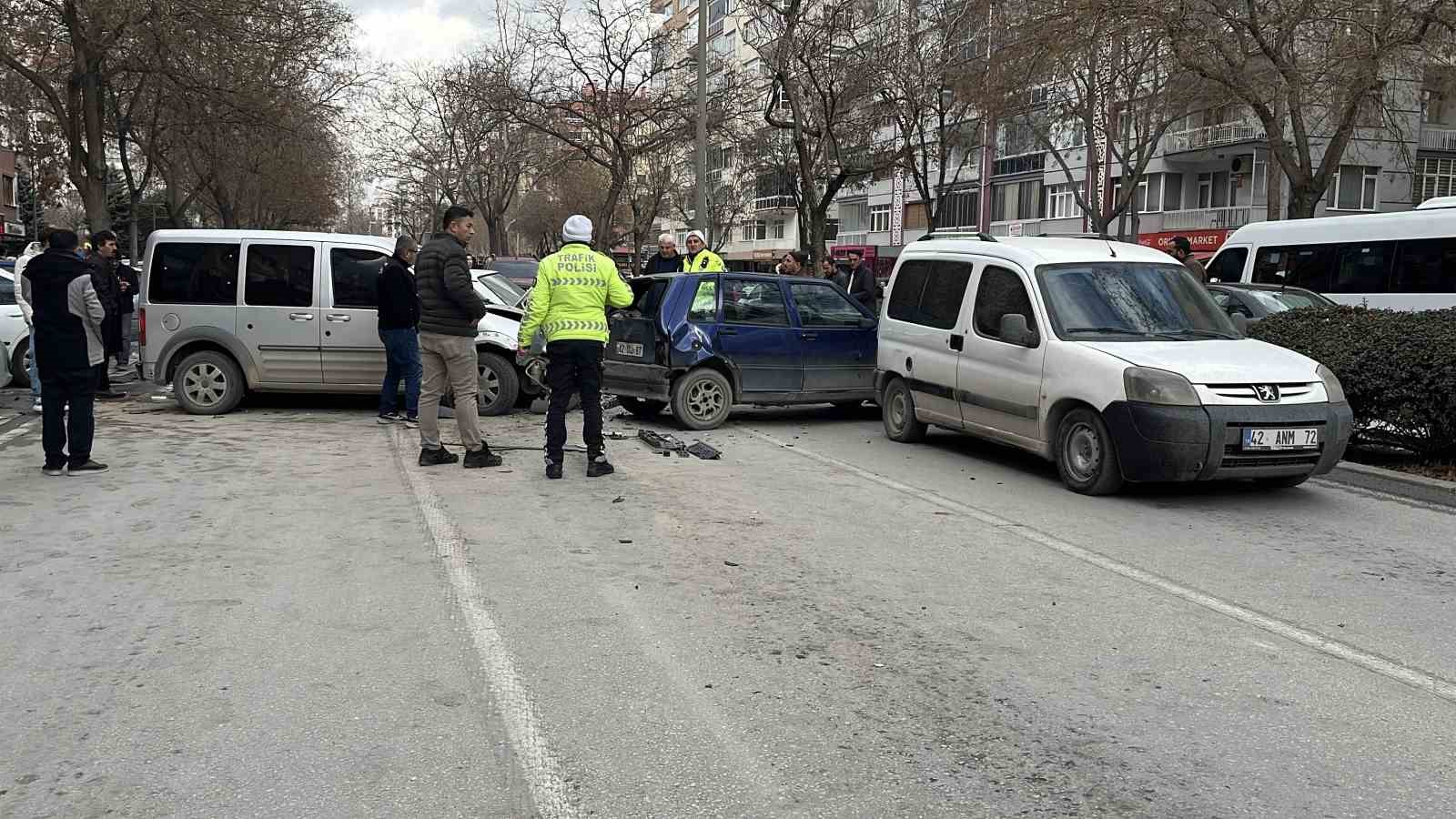 Kamyonet, kırmızı ışıkta bekleyen 7 aracın arasına daldı: 2 yaralı
