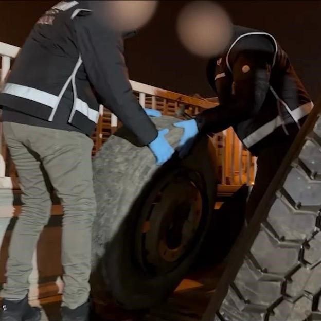 Kamyonet lastiğine gizlenmiş 3 milyon liralık kaçak sigara ele geçirildi
