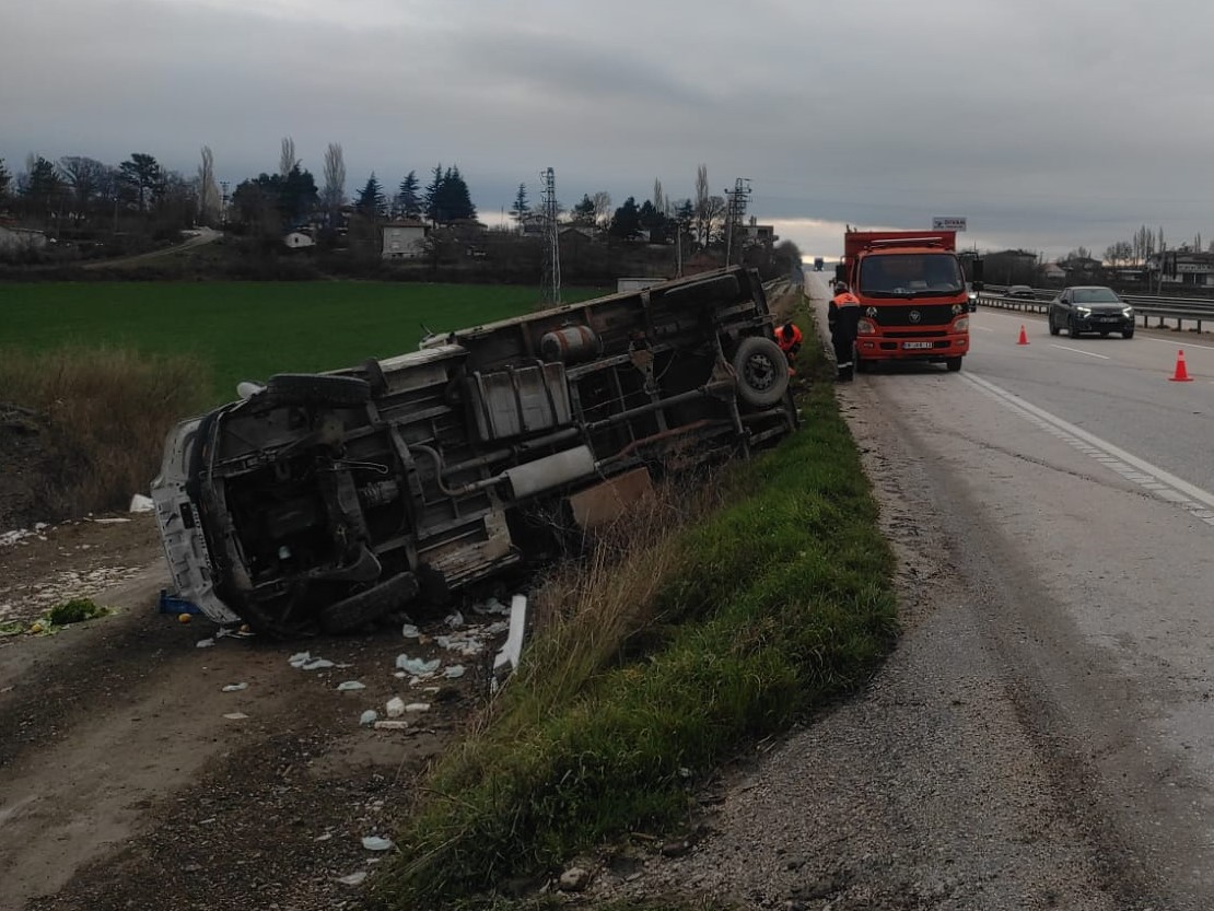 Kamyonet şarampole devrildi, sürücü kazayı yaralanmadan atlattı
