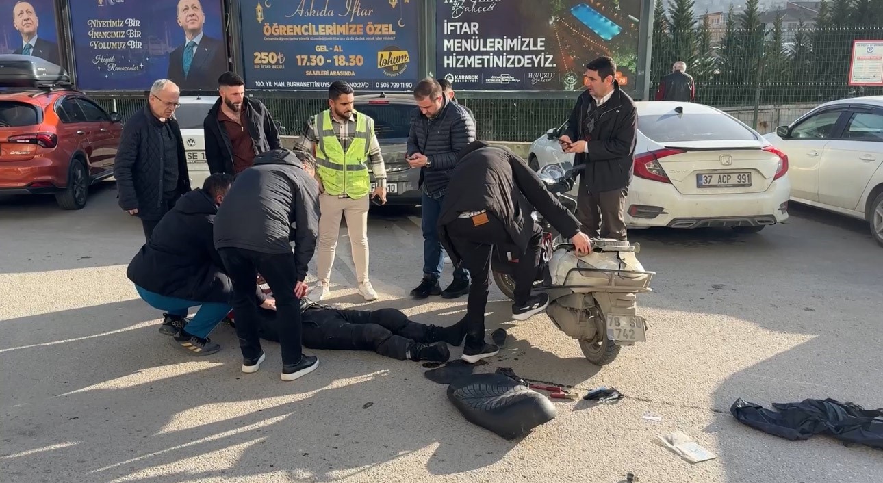 Kamyonetin açık kapısına çarpan motosiklet sürücüsü yaralandı
