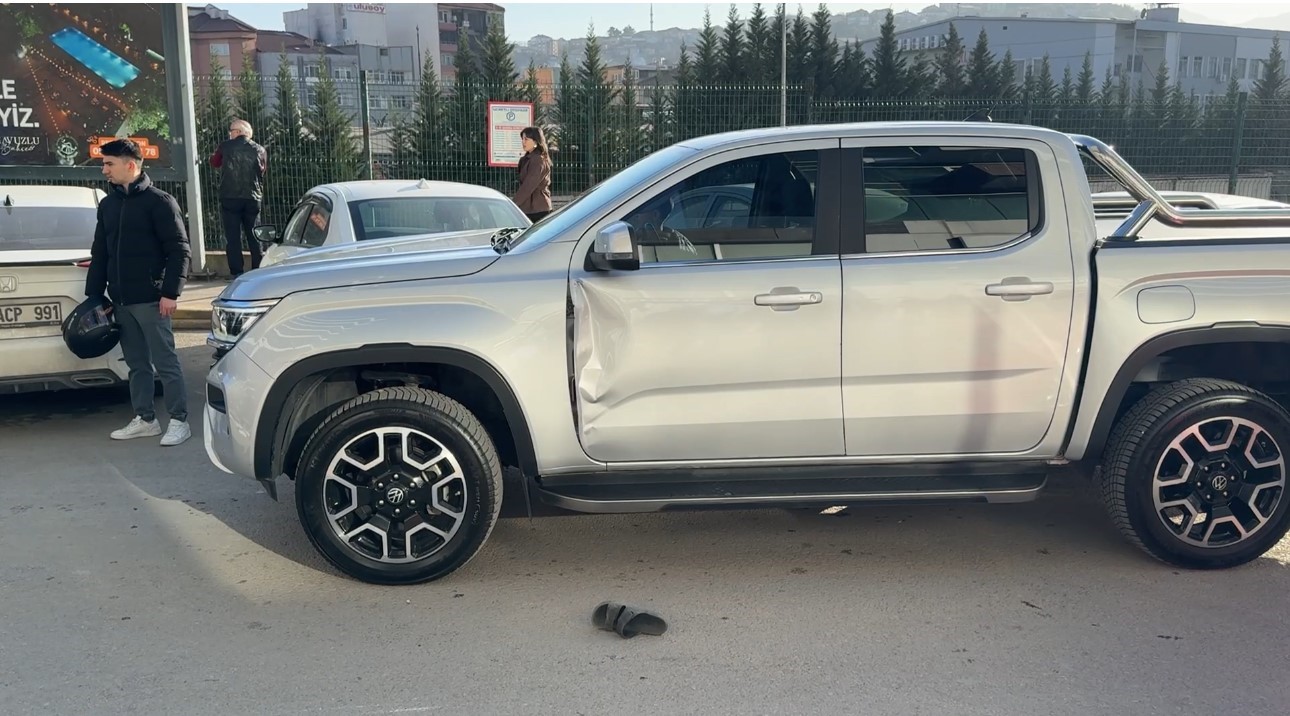 Kamyonetin açık kapısına çarpan motosiklet sürücüsü yaralandı
