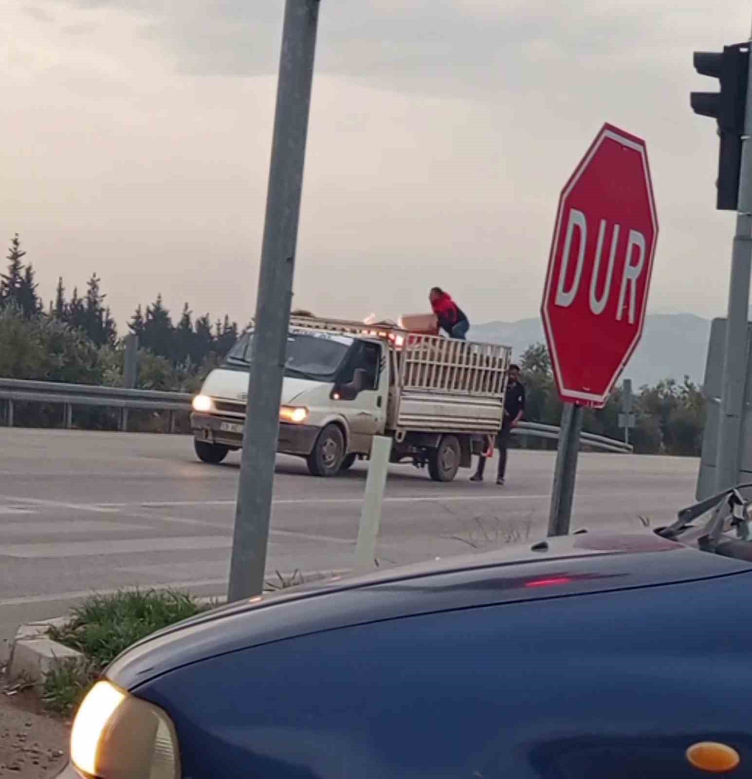 Kamyonetin alevlere teslim olmasının önüne sürücünün gayreti geçti
