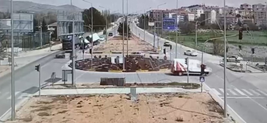 Kamyonetin otomobilin üzerine devrildiği kaza kamerada
