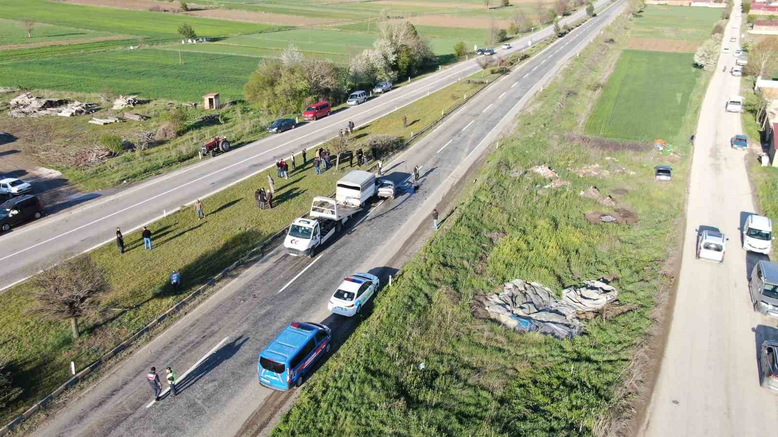 Kamyonetle çarpışan Tofaş ikiye bölündü, sürücü hayatını kaybetti
