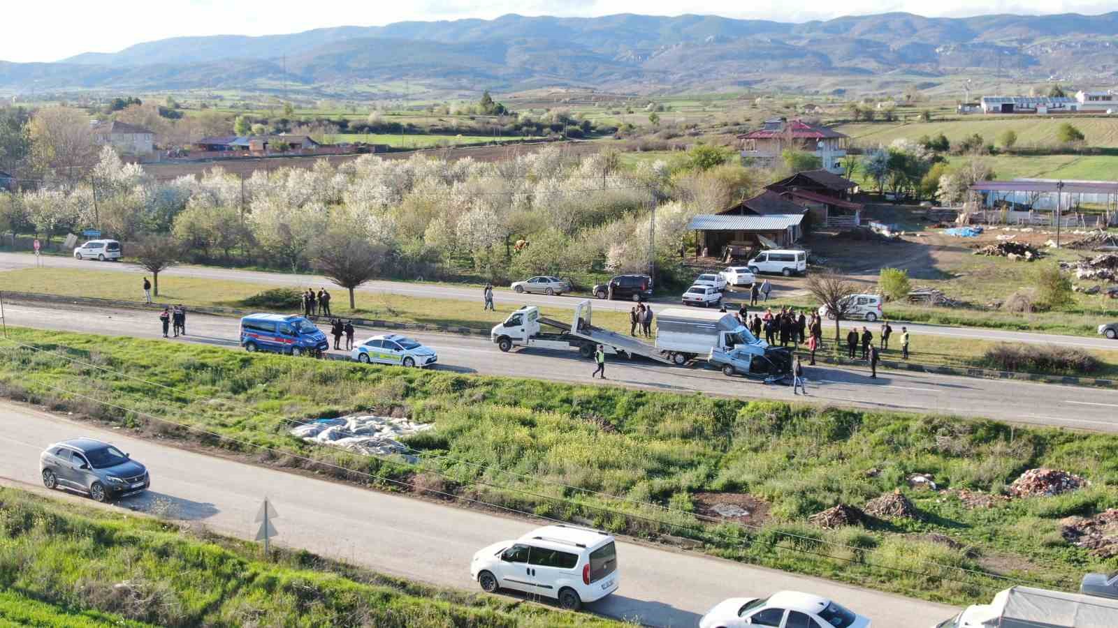 Kamyonetle çarpışan Tofaş ikiye bölündü, sürücü hayatını kaybetti
