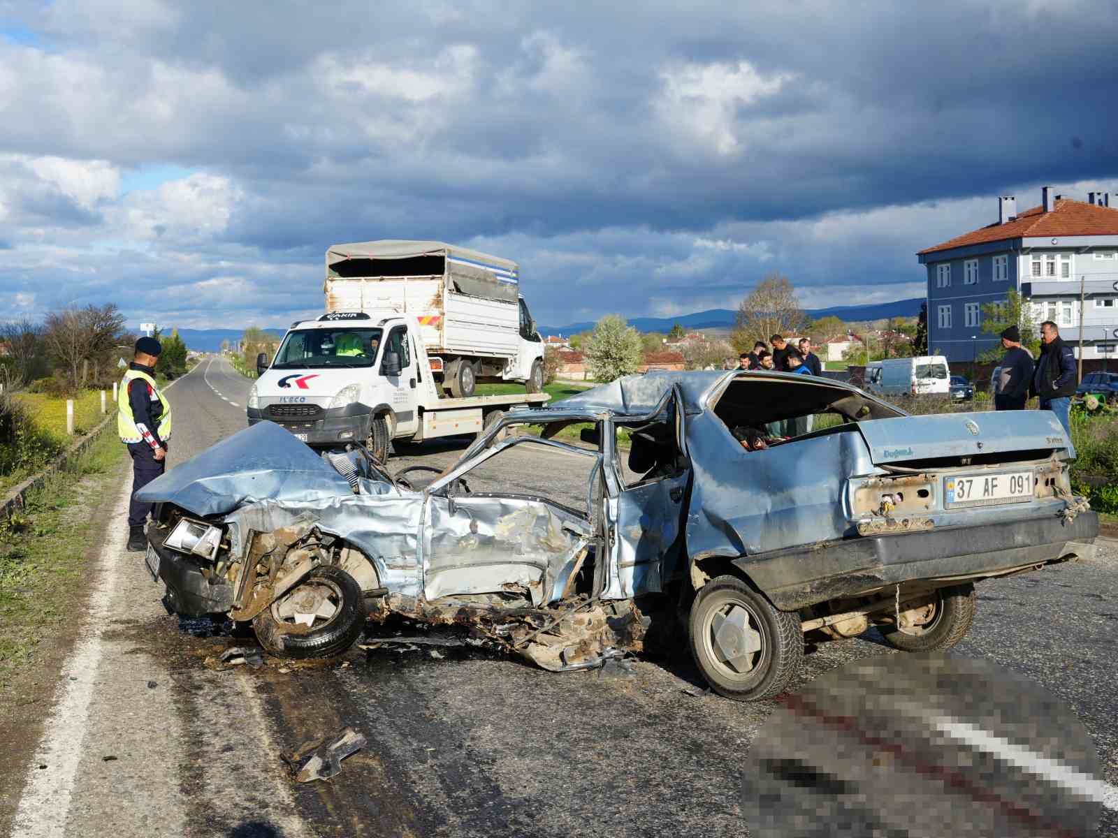Kamyonetle çarpışan Tofaş ikiye bölündü, sürücü hayatını kaybetti
