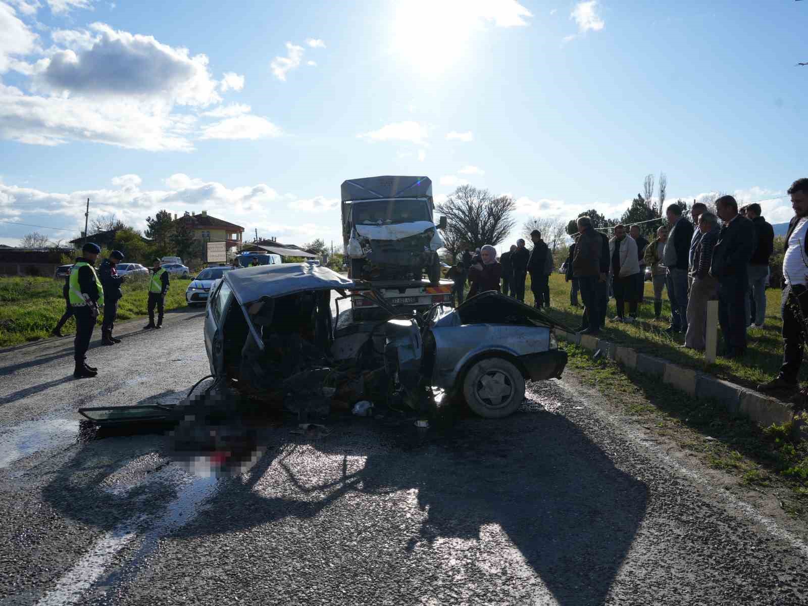 Kamyonetle çarpışan Tofaş ikiye bölündü, sürücü hayatını kaybetti
