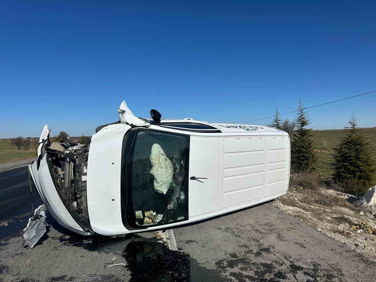 Kamyonetle çarpışan traktör ikiye bölündü
